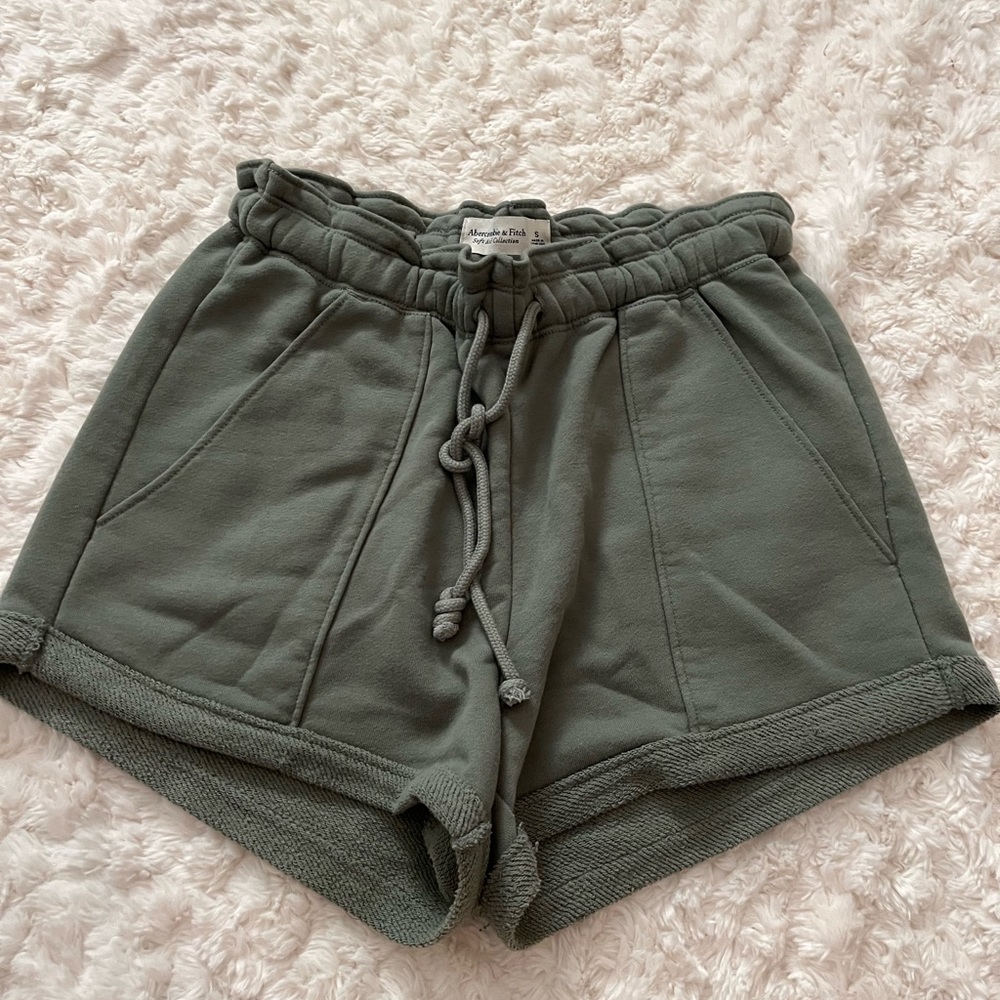 Abercrombie and Fitch Paperbag short Small